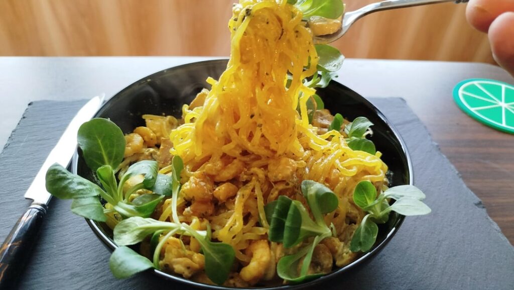 Konjac noods with fake cheese sauce, shoorms and shrimps - 180 kcal / 28g protein!