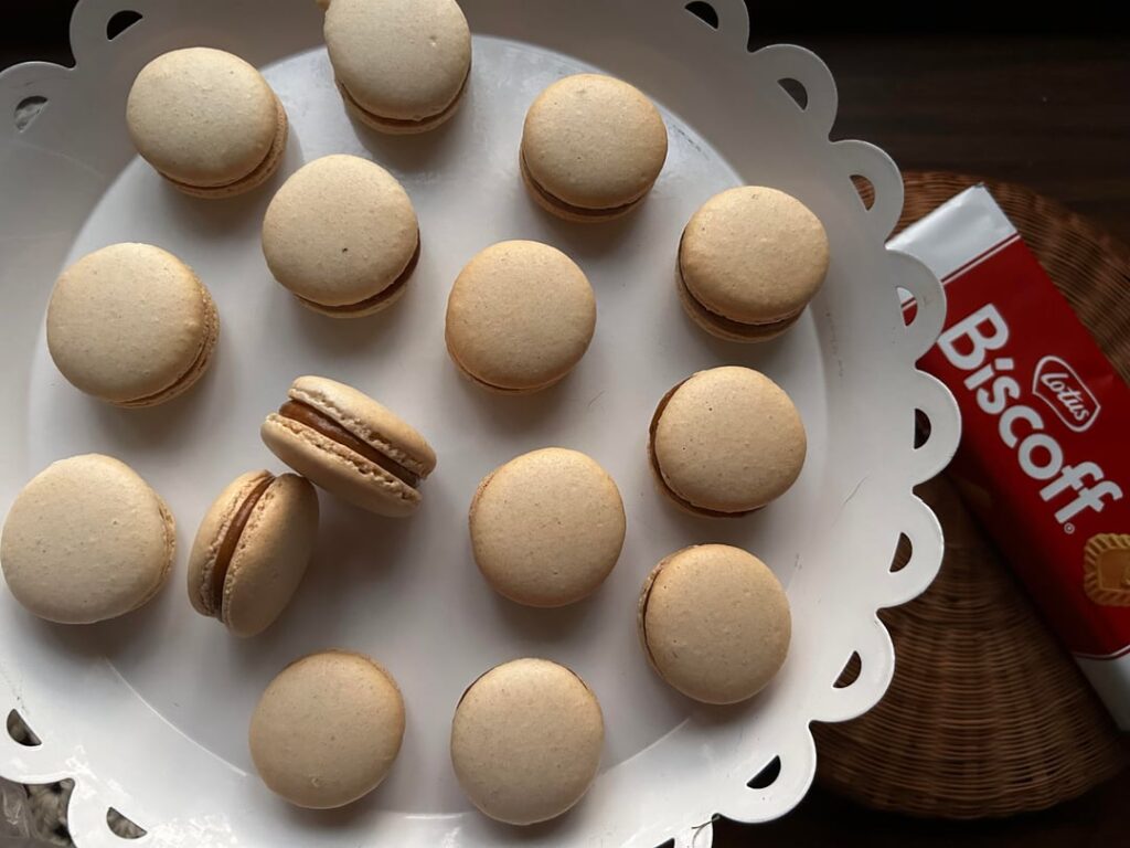 Cookie butter macarons
