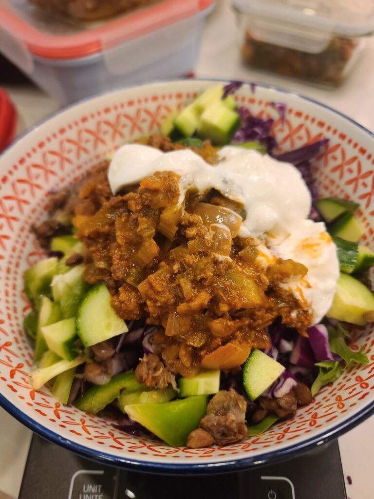 Burrito salad: 318 cal, 39C|11F|21P