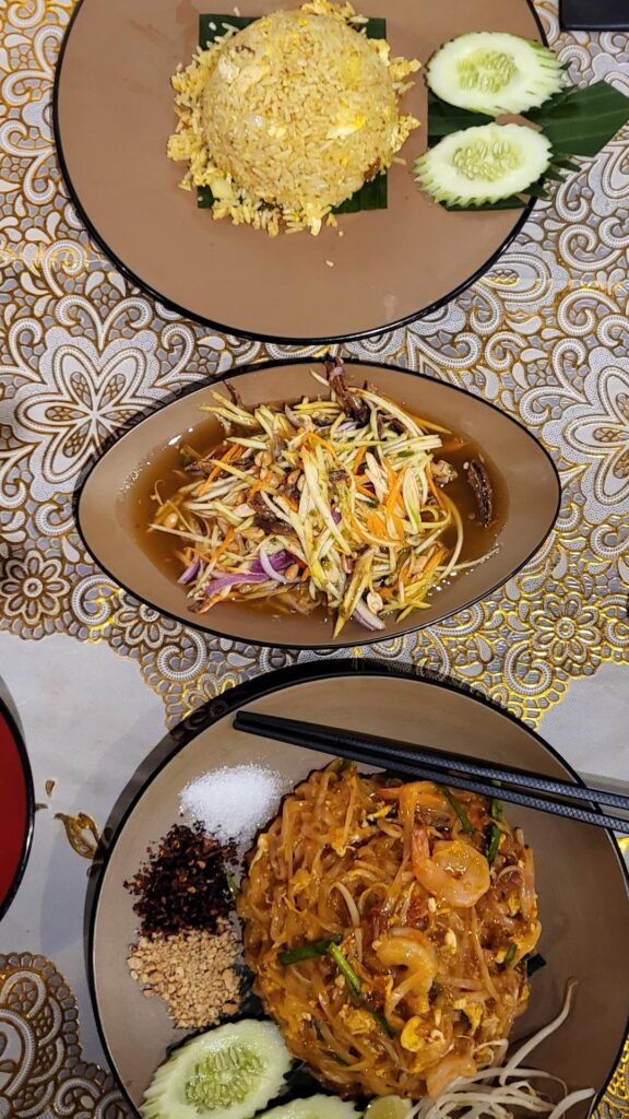 For today's breakfast, I had Pad Thai, Pineapple Fried Rice, Mango Salad and Mixed Bean Shaved Ice