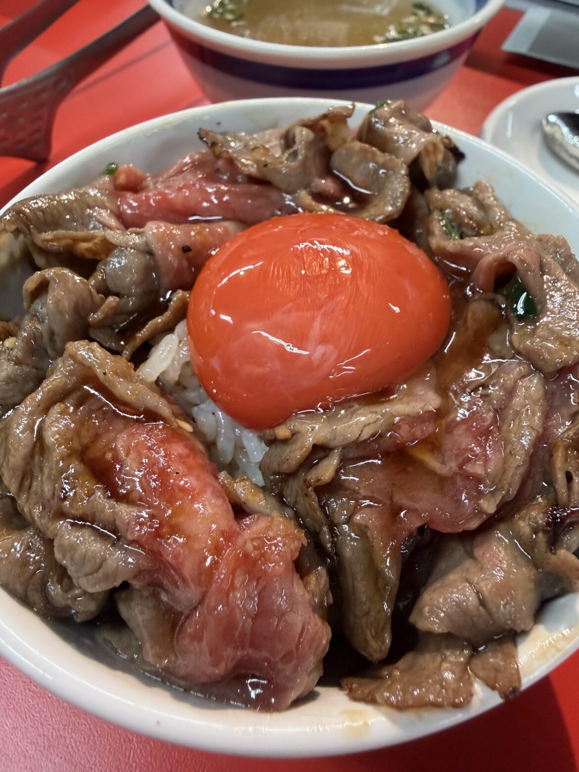 Follow-up on my wagyu sukiyaki beef bowl with a raw egg. I present to you an A5 Wagyu rare yakiniku beef bowl with a raw egg. Salmonella secret service agents incoming 🚓🚨