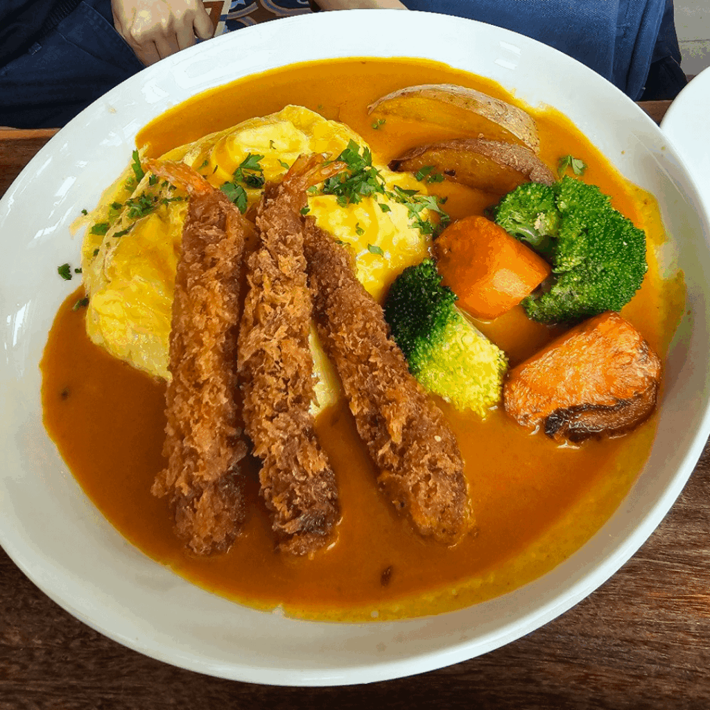 Ebi curry omurice