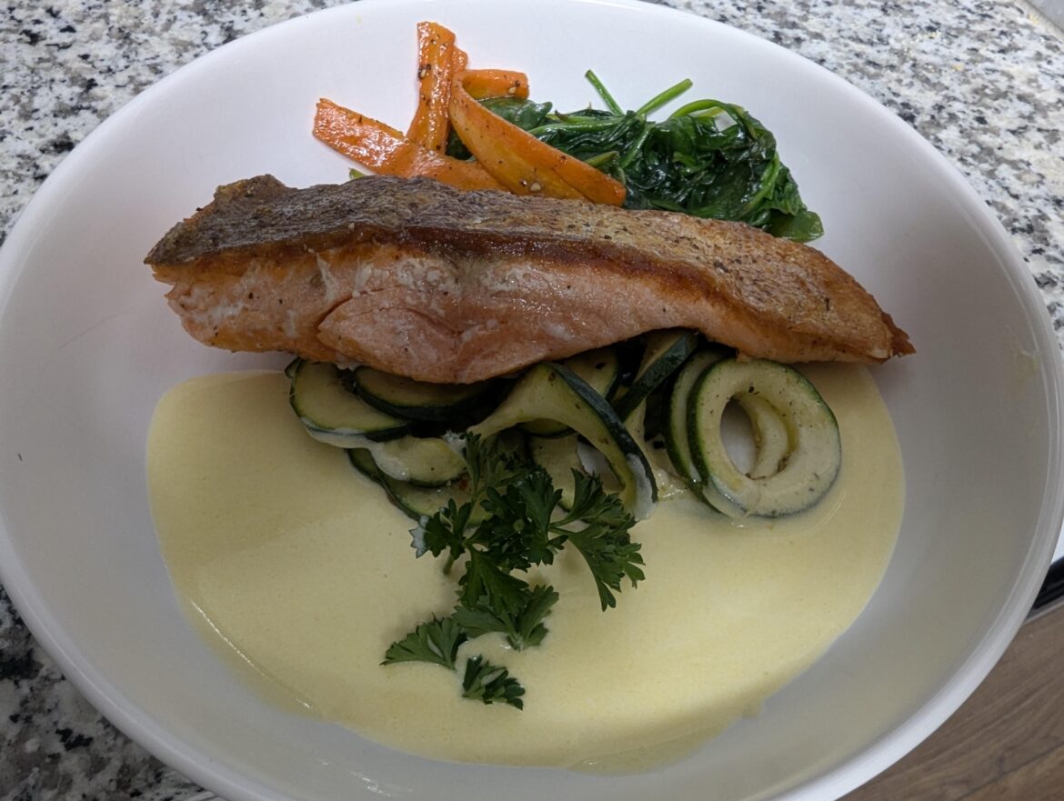 Crispy skin salmon with a beurre blanc sauce and vegetables [OC]