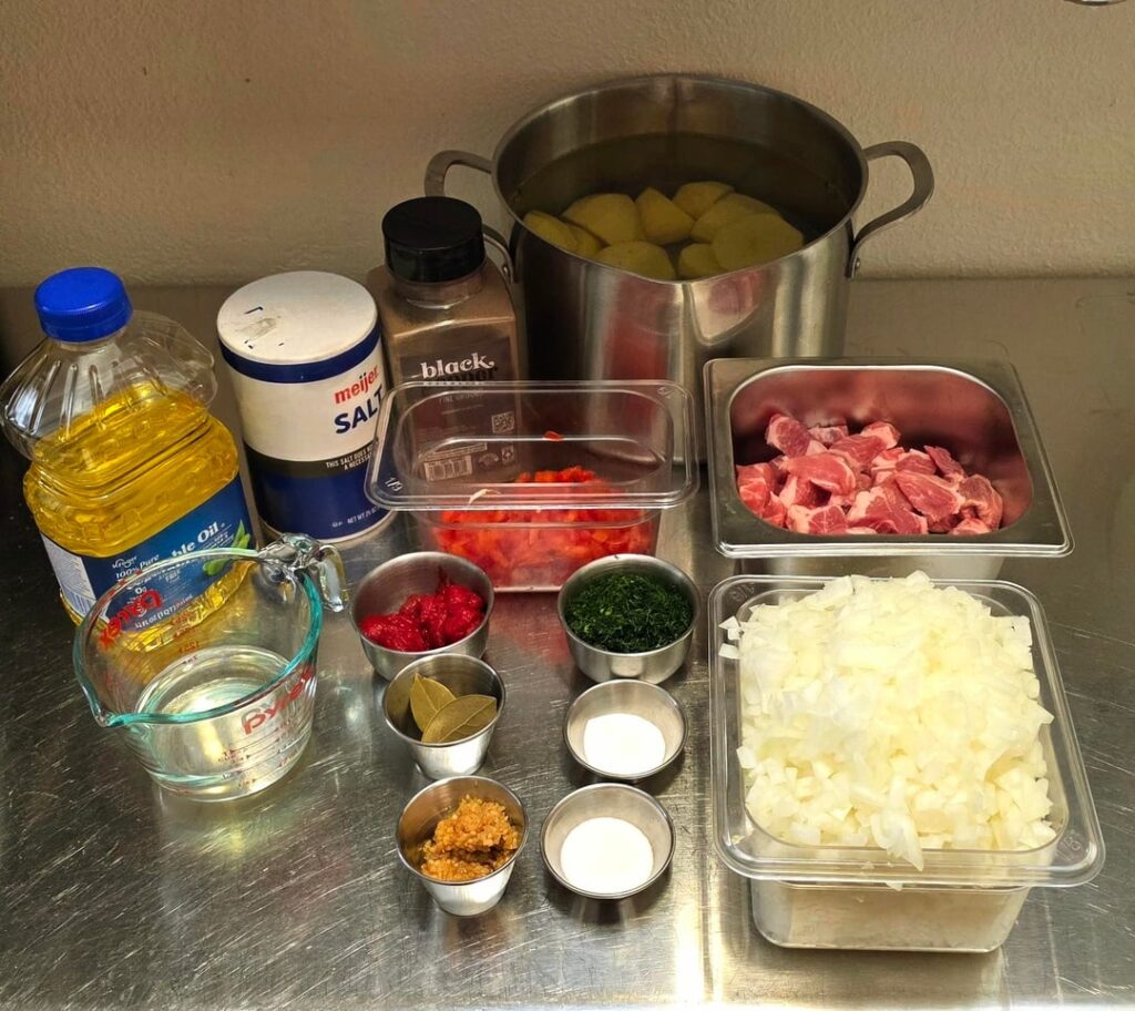 Lunches for this next set: Tocanita de porc cu cartofi noi.