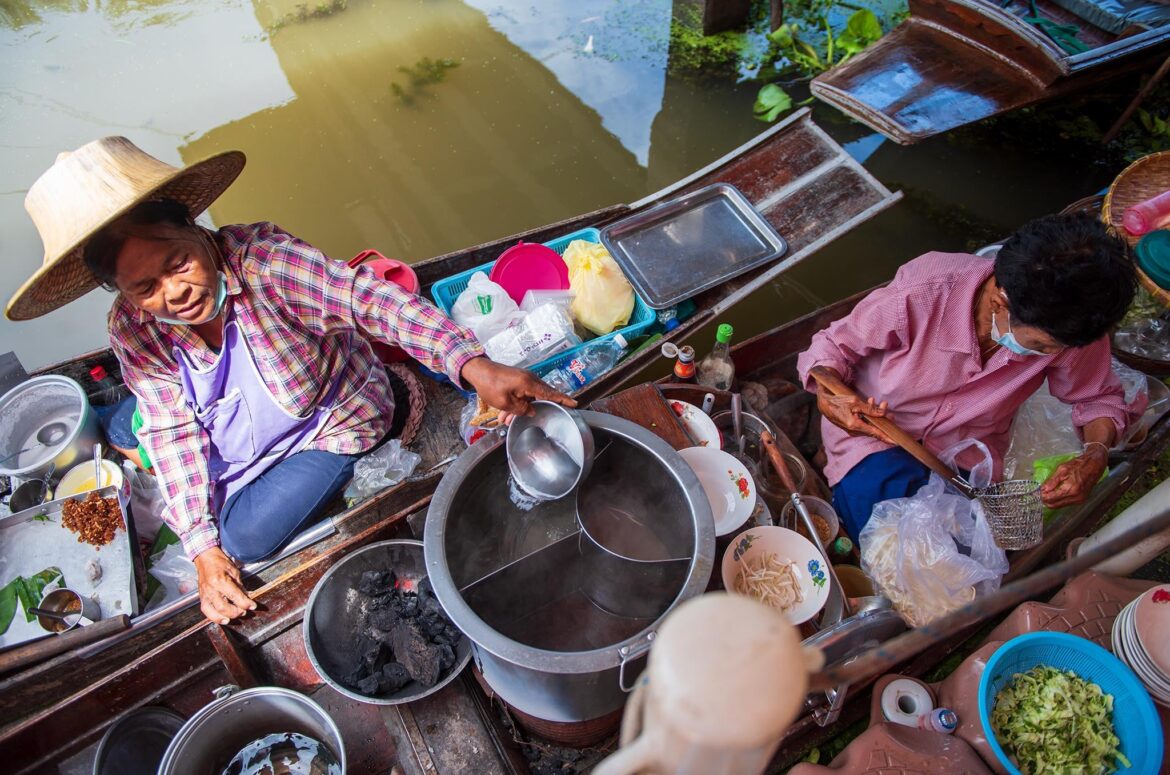 บรรยากาศยามเช้าที่ตลาดน้ำ อร่อยทุกอย่างเลยเวลาทำบนเรือ! [OC]