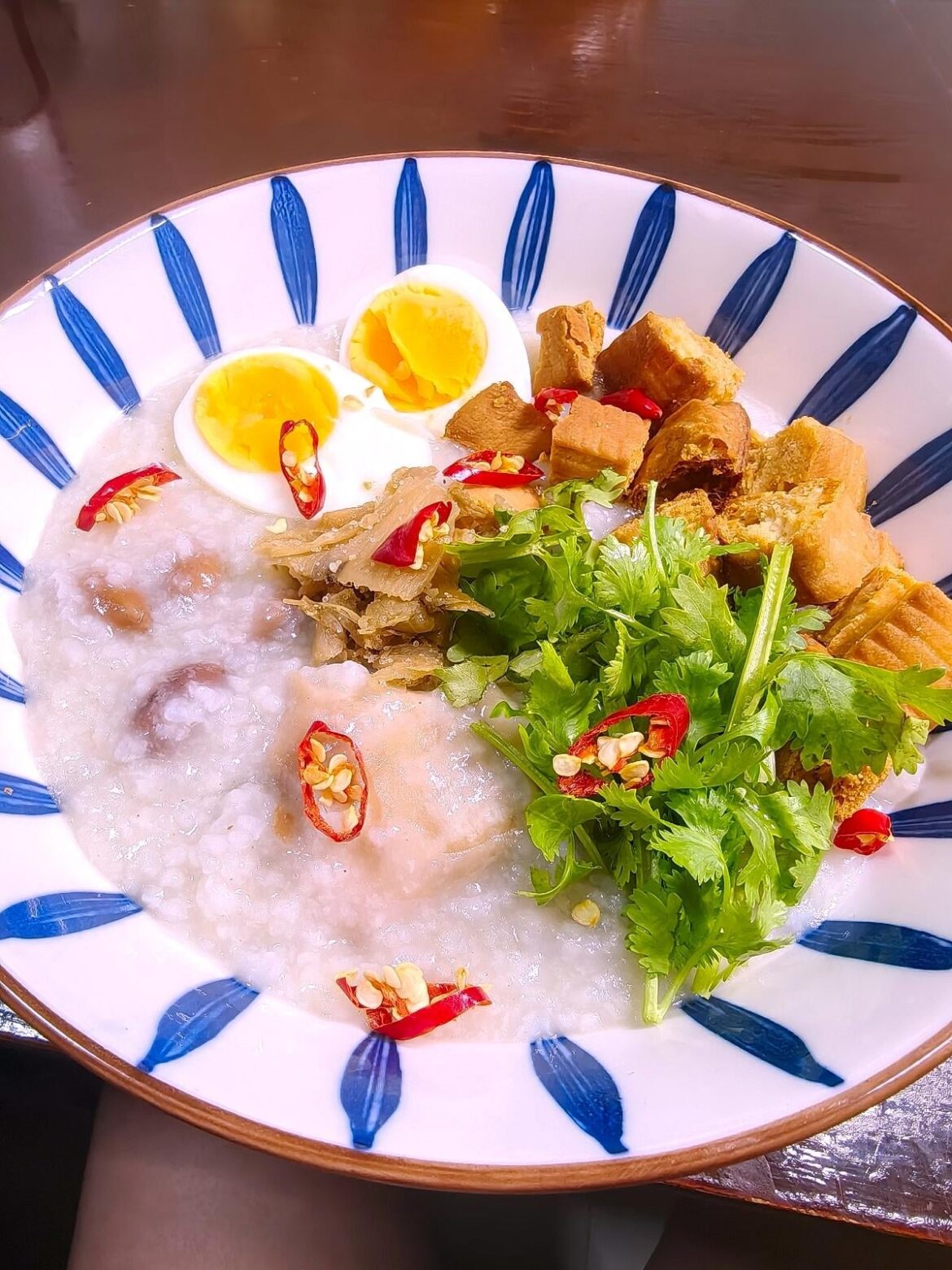 Sick today and all I can put together is Chicken and peanut congee cooked in mushroom stock ❤️🤤 just put all the ingredients in the pressure cooker and press a button ✌🏻💪🏻 paired with airfried youtiao is very comforting 😋