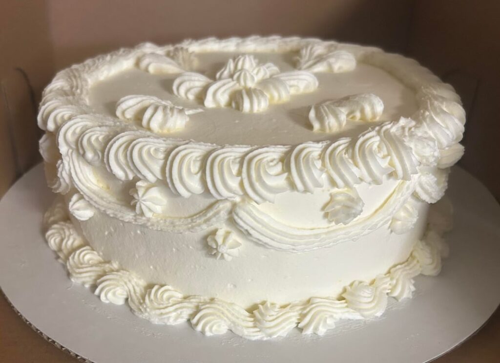 Y’all ever just start piping with nothing in mind? Dreamsicle cake w/ whipped cream