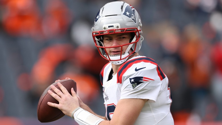 New England Patriots quarterback Drake Maye gets ready to pass the ball during warmups.