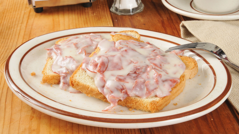 ﻿Creamed chipped beef on two pieces of toast