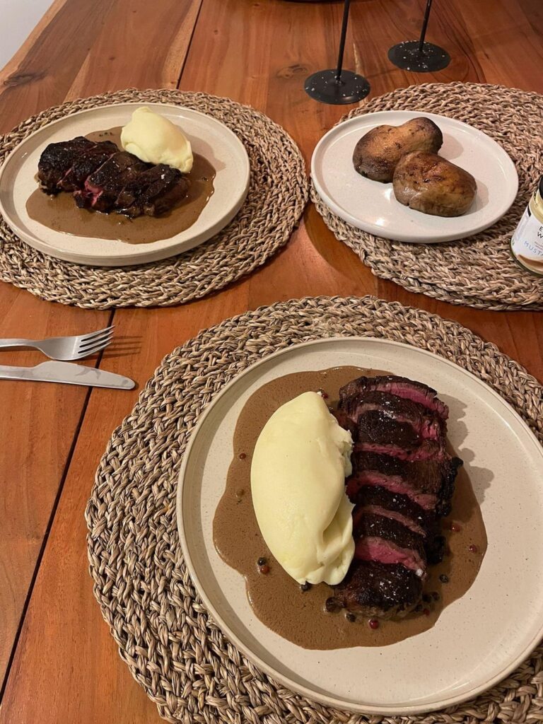 [homemade] rump steak au poivre, mash potato and some mushrooms