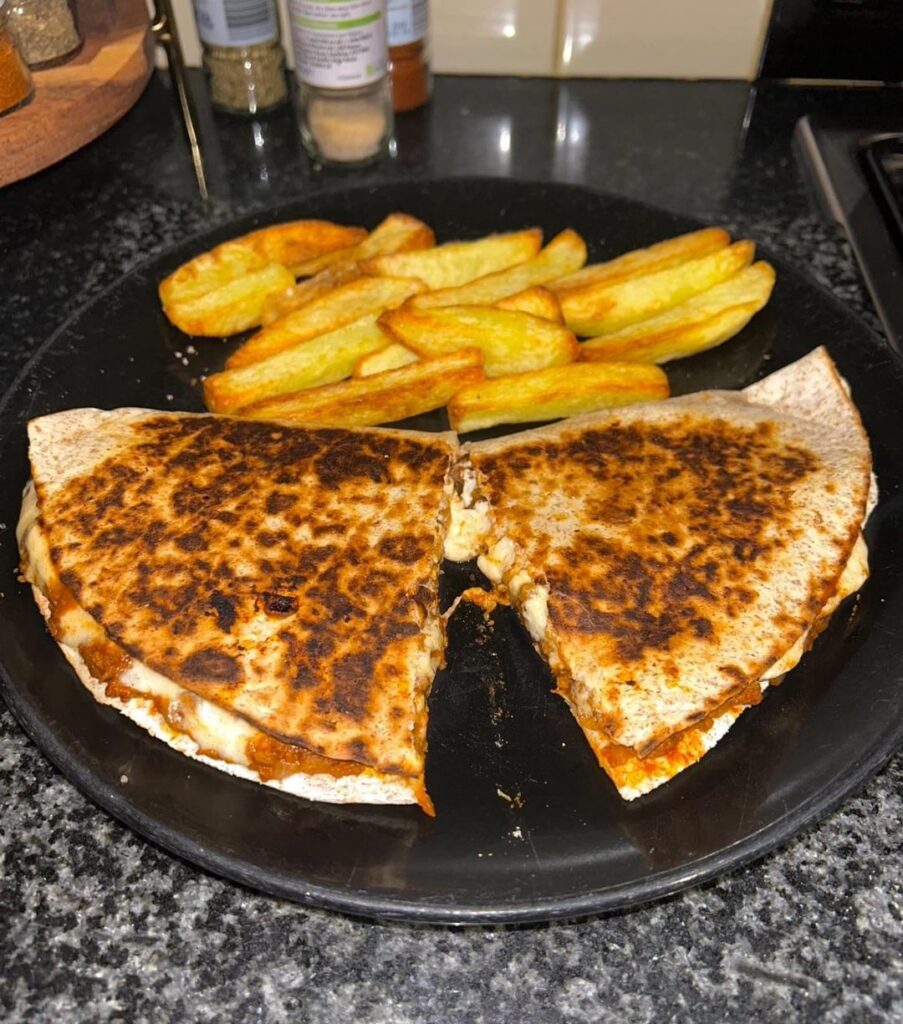 Chili cheese quesadilla & chips - 644 cal