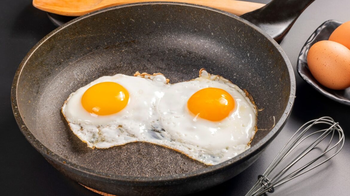 You're Using The Wrong Oil For Frying Eggs — Here's The Best One