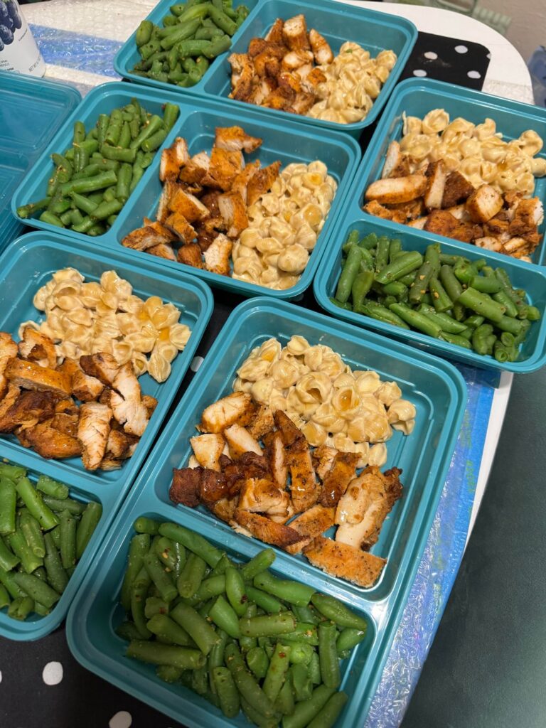 Super quick high protein Mac & Cheese prep w chicken and hot honey flavors. 374 cal, 40g protein.