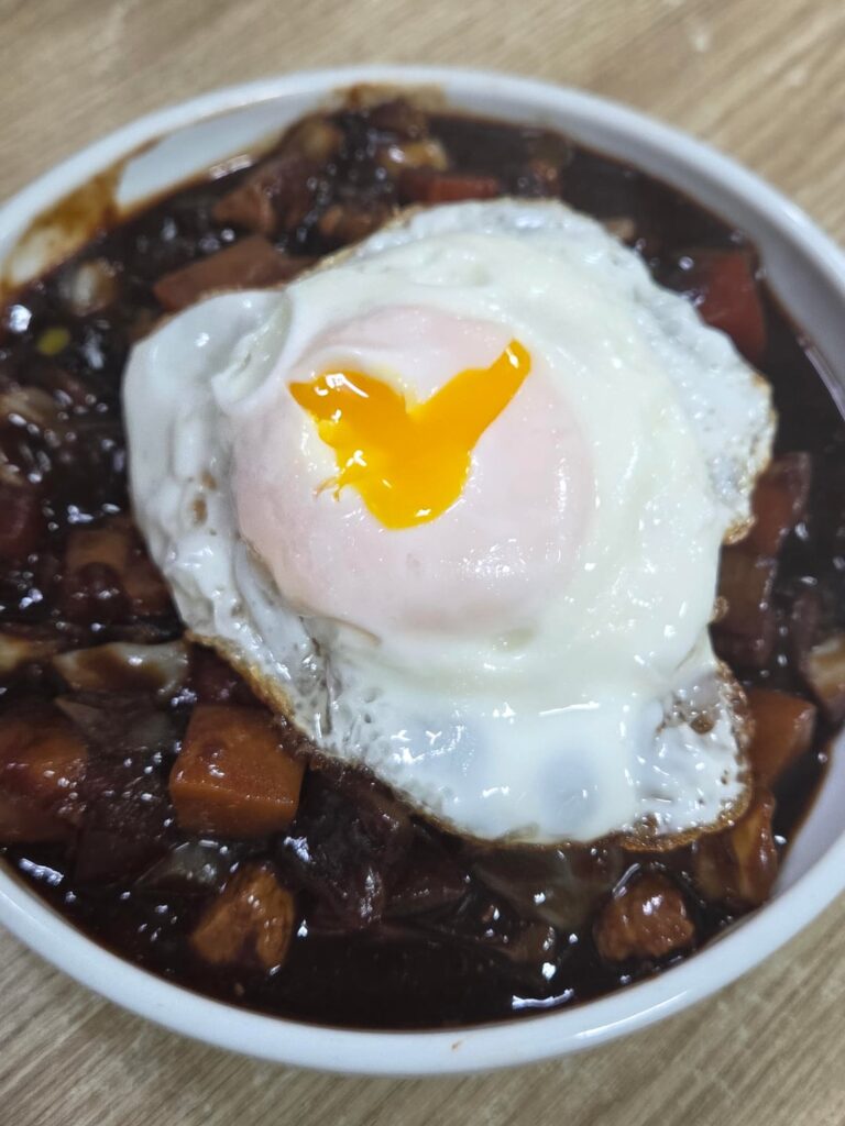 Which do you prefer, jajangmyeon or jjamppong? ^^ I like jajangmyeon~~and fried rice too!