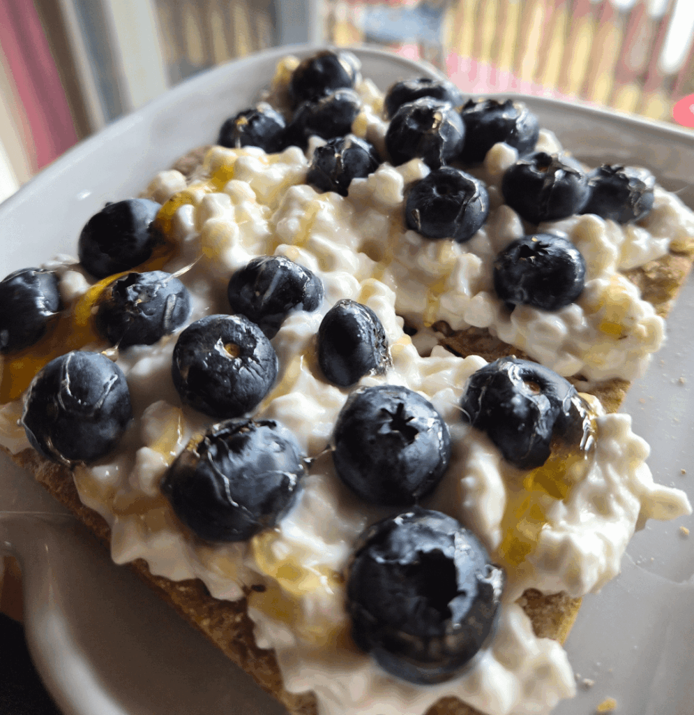 Wasa Crispbread with Cottage Cheese, Blueberries & Honey Drizzle. 250 cal 🫐