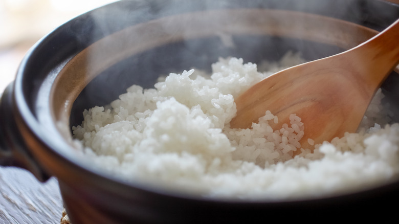 Steaming rice in pot