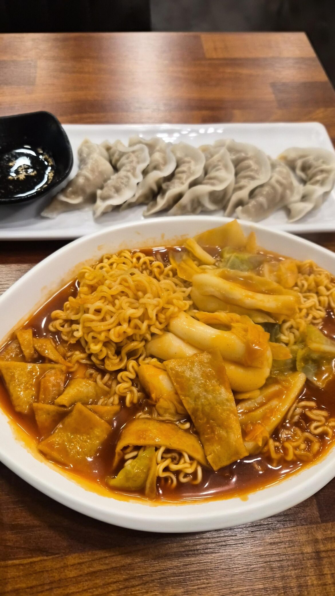 Spicy tteokbokki with ramen noodles and dumplings 🇰🇷 One of my go-to comfort meals in Korea👍