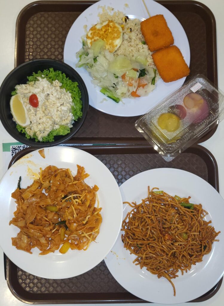 For breakfast, I ate Fried Rice with Stir-fried cabbage, Macaroni salad, Flat rice noodles, Fried flour noodles and Jellies at a hospital in Malacca, Malaysia