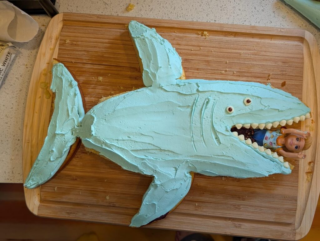 Some of us can pipe buttercream flowers, my bar is... Lower 😂🦈