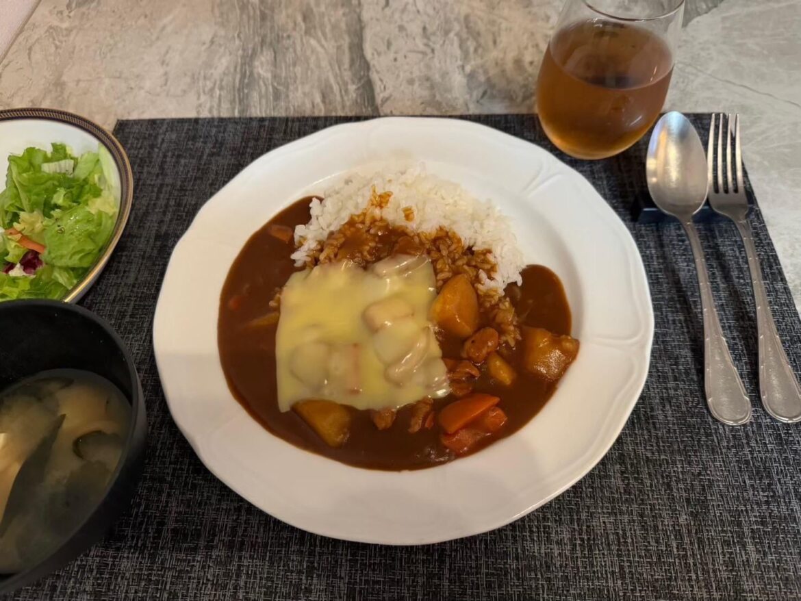 [Homemade] A very ordinary Japanese curry that helped me get through the day