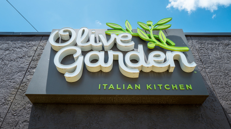 Olive Garden exterior restaurant sign