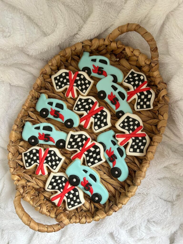 Do you guys ever take photos on multiple backdrops and have trouble deciding which one you like best? Cuz that’s me rn. Can you guys weigh in on which one you like best as I can’t decide 😅 basket or table?