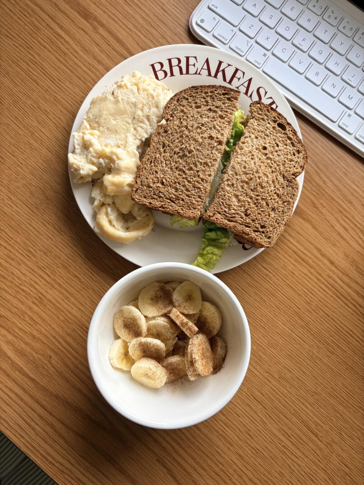 466kcal lunch. Spicy tofu sandwich with steamed eggs and banana