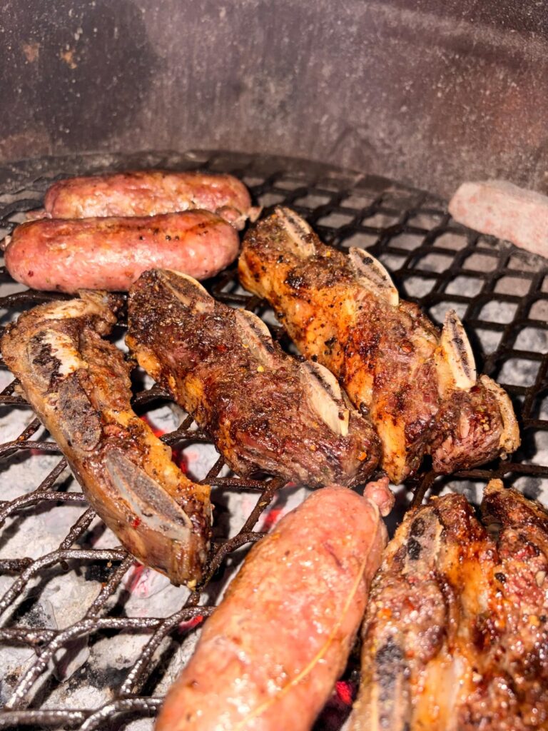 A Saturday night barbecue, the chorizo ​​is spectacular with these ribs 👌🏻🔥.