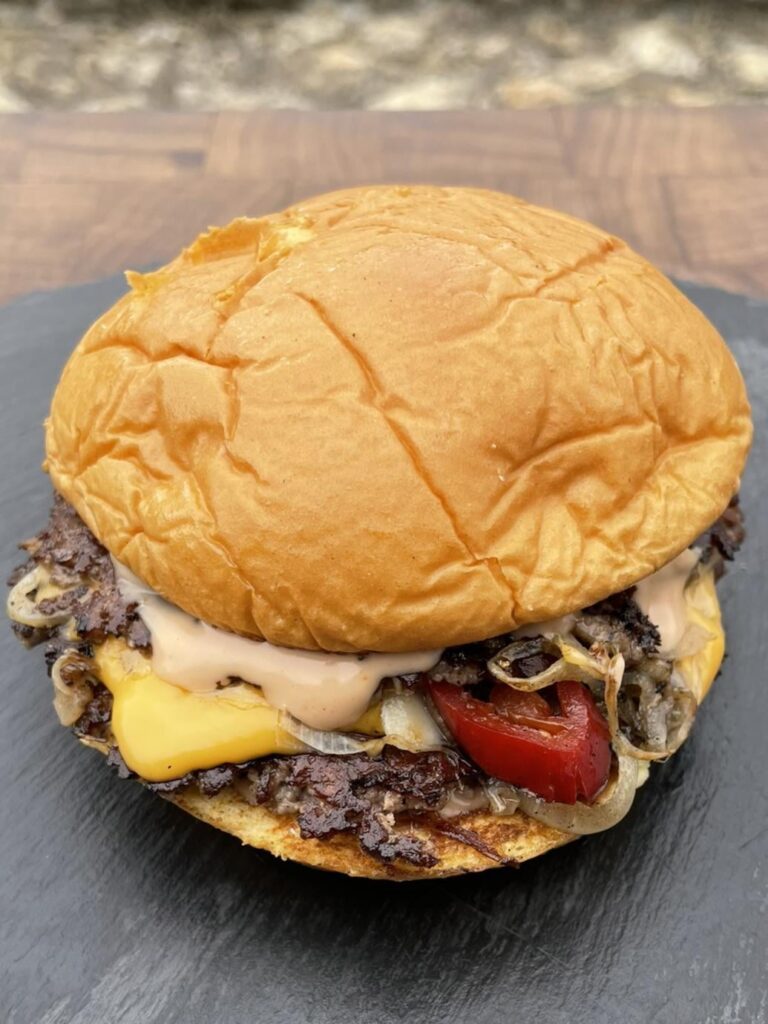 Smashburger with Chesse, Onions and Jalapeños