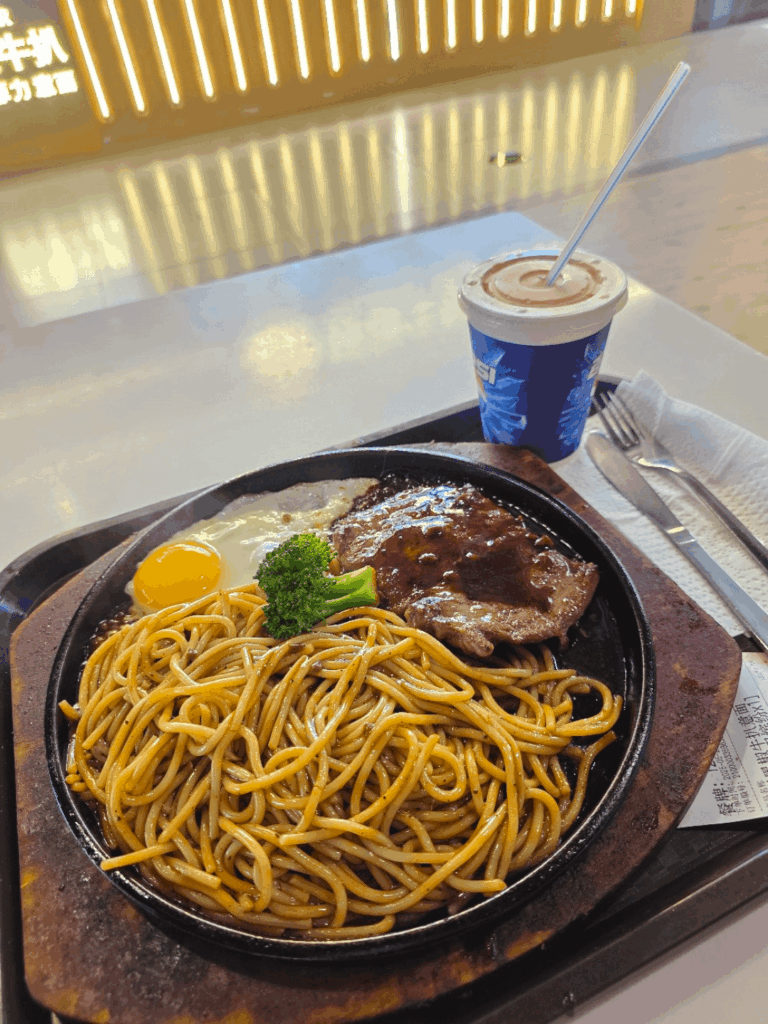 Hotplate steak + pasta + egg 🍽️🍳