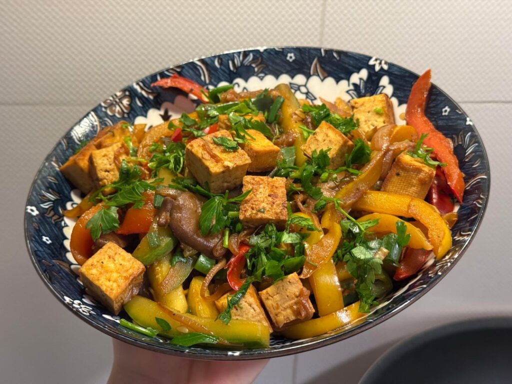 This portion is basically the entire wok, 405 kcal and 30 g protein!