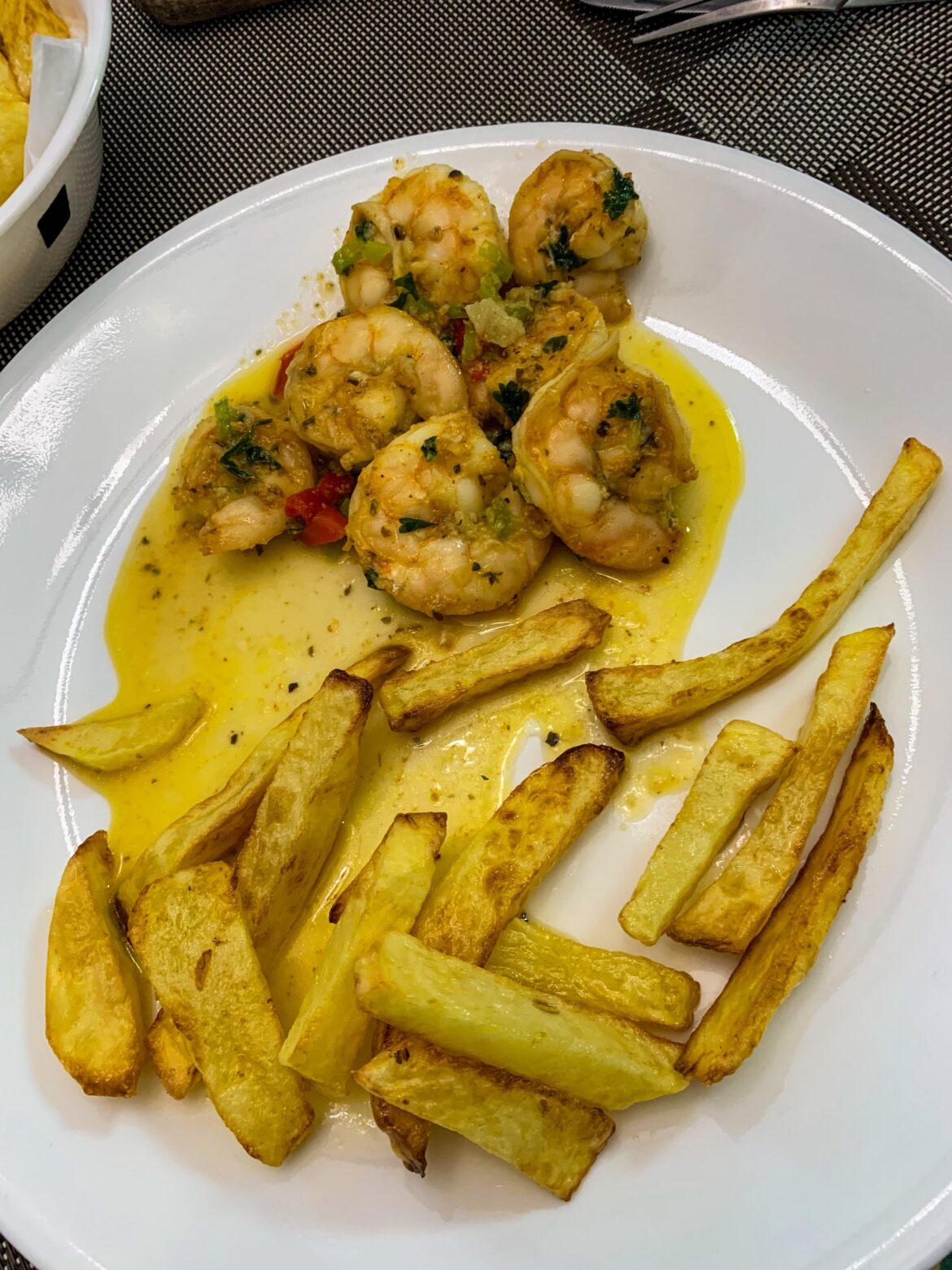 Garlic butter and pimento shrimp with homemade fries 🇹🇹