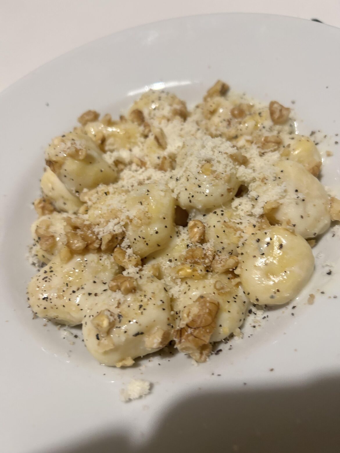 Homemade gnocchi with 4 cheeses and walnuts