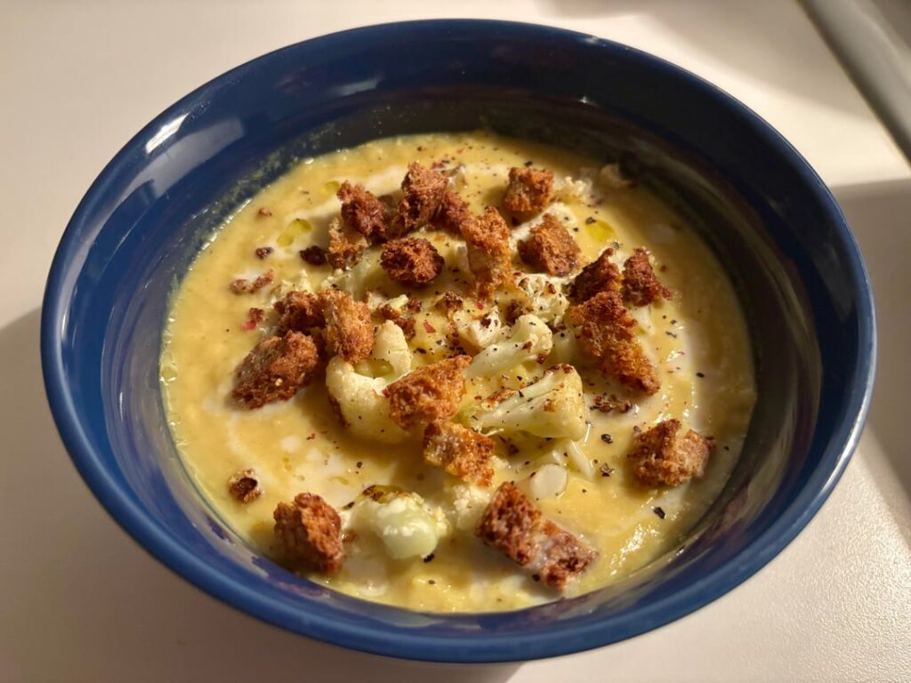 Meal prepped with soups this week. Creamy curried cauliflower and chickpea noodle 🥣
