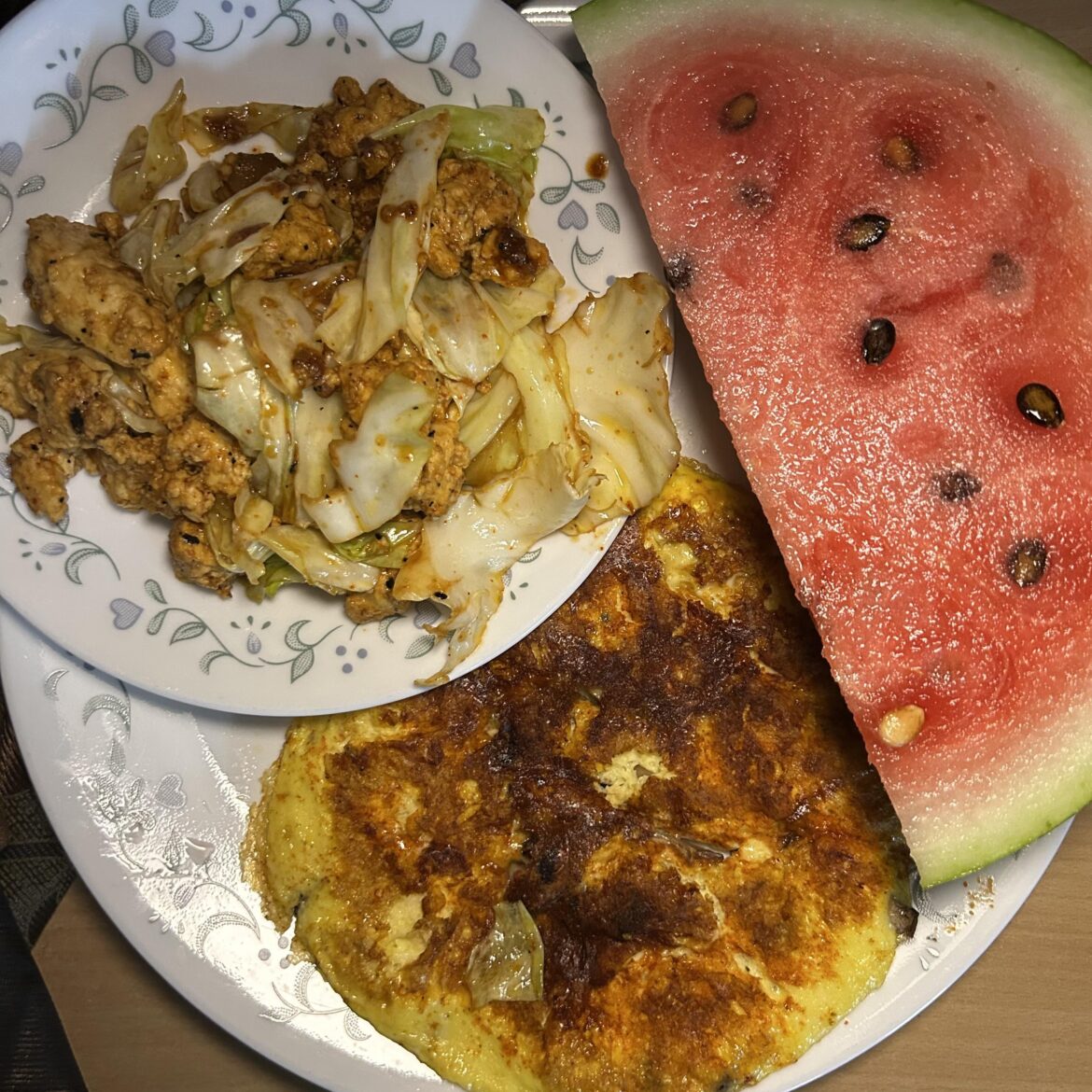 Mushroom omelette with cheesy crust (buldak seasoning), cabbage and tofu with soy sauce and balsamic vinegar. Watermelon. <Dinner>