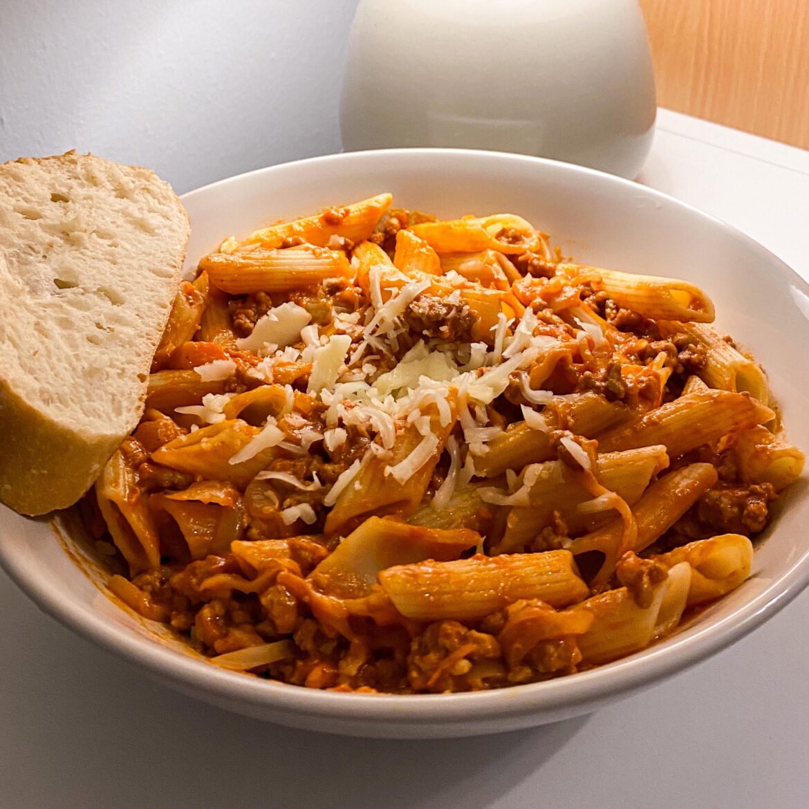 Penne with tomato sauce and minced meat