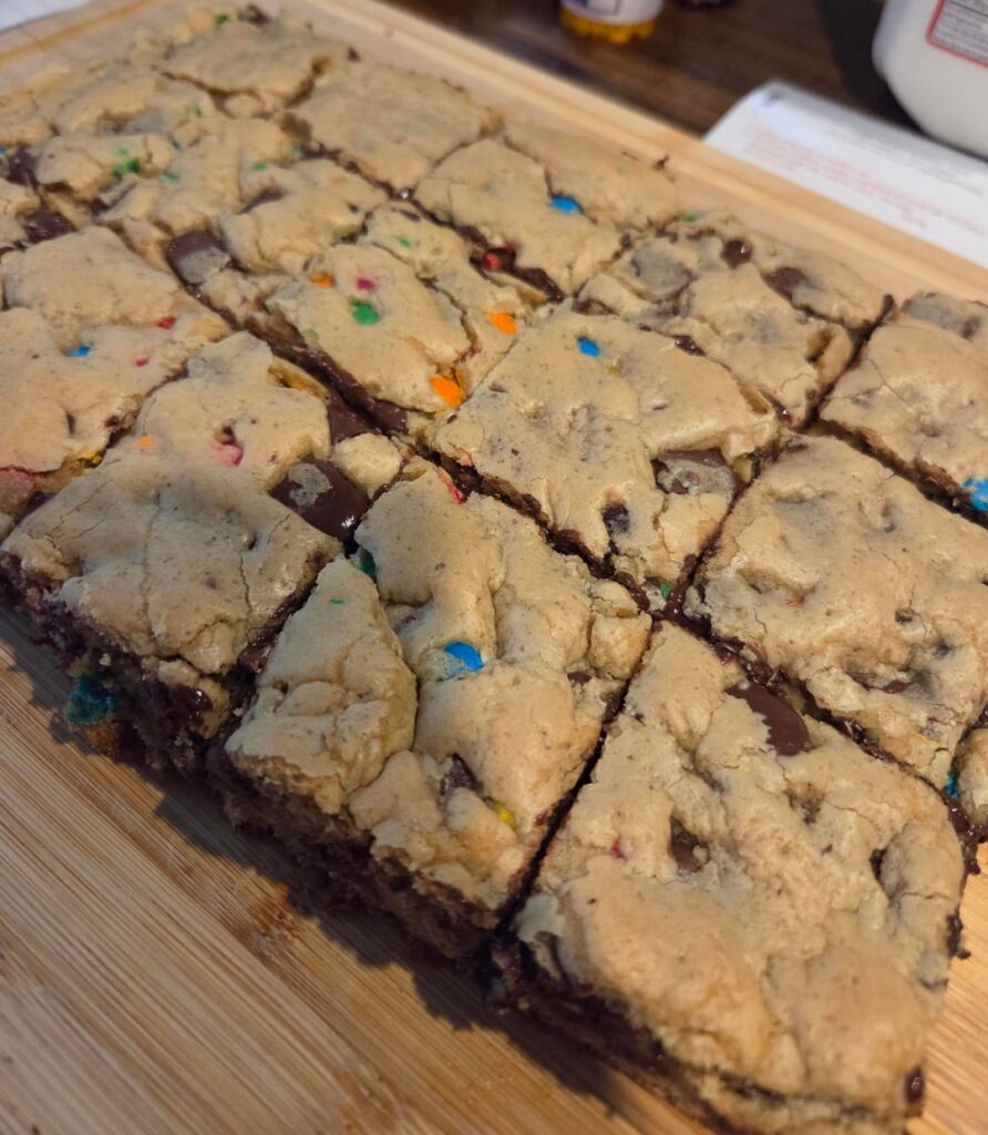 After a slump and not wanting to bake I have returned with cookie bars!