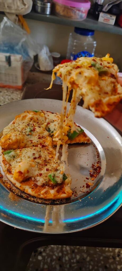 [homemade] Made my first homemade pizza today and that cheese pull made it all worth it