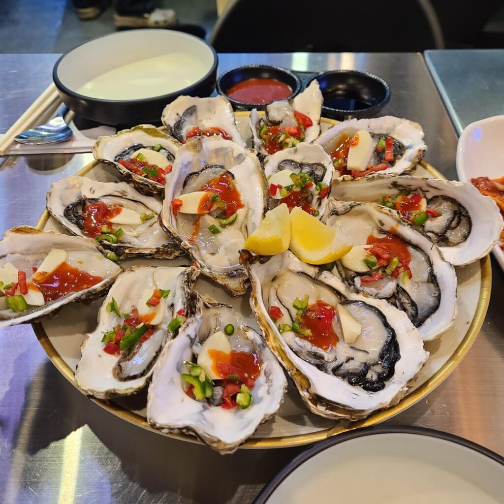 [I ate] These incredibly fresh Oysters in Gangnam, Seoul! Swipe for the close-up texture. 🦪✨ [OC]