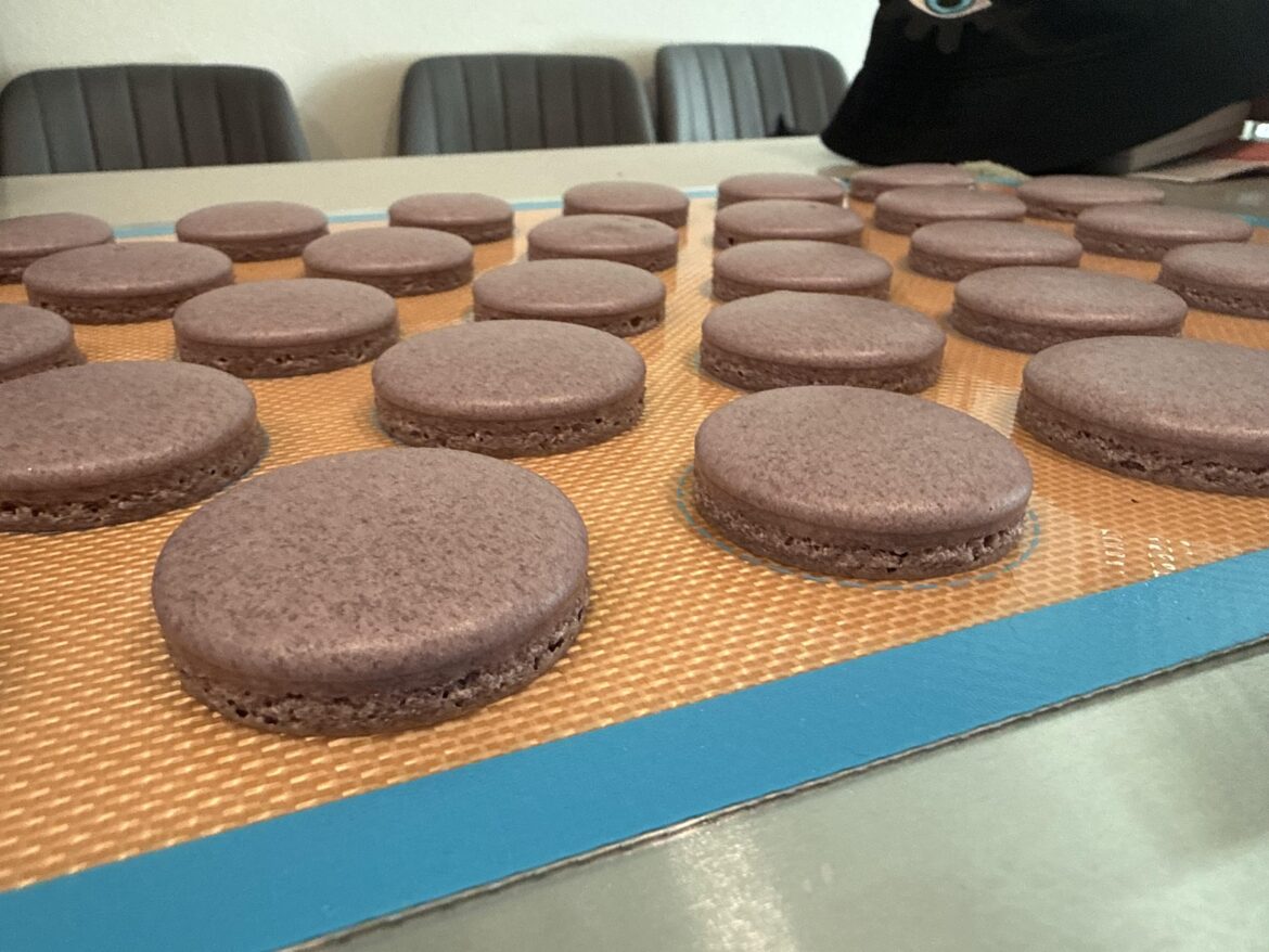 3 batches of beautiful but hollow macarons 😭