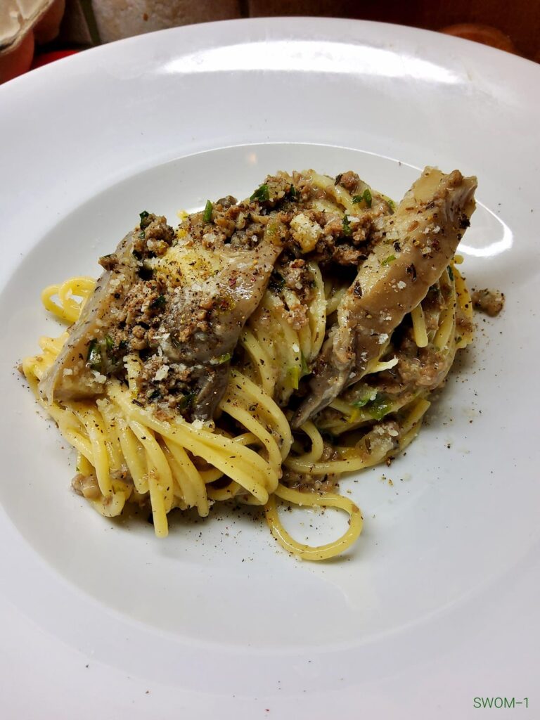 Spaghetti with oyster mushrooms, beef and pork