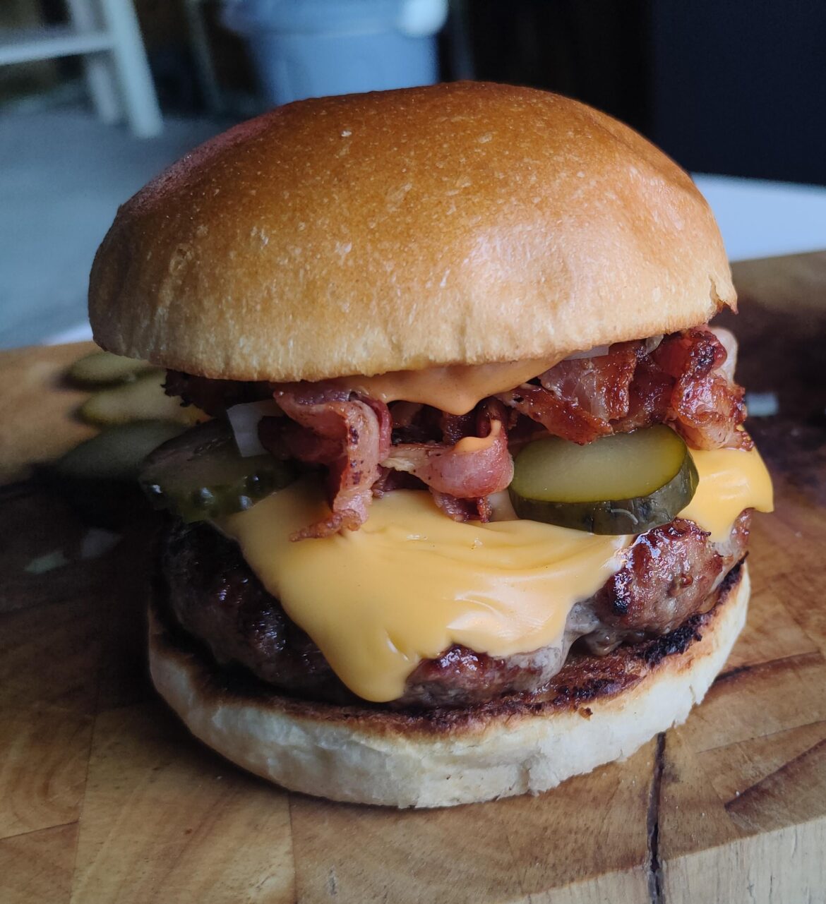 Little cheeseburger w bacon