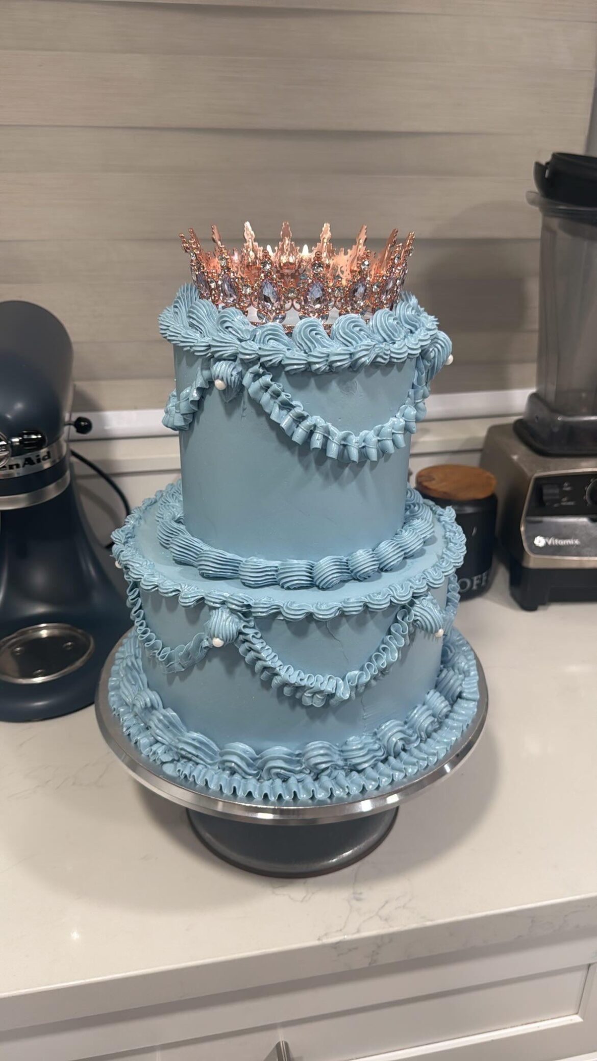 Sweet 16 cake for a client, didn’t want to overdo the piping so kept it simple.