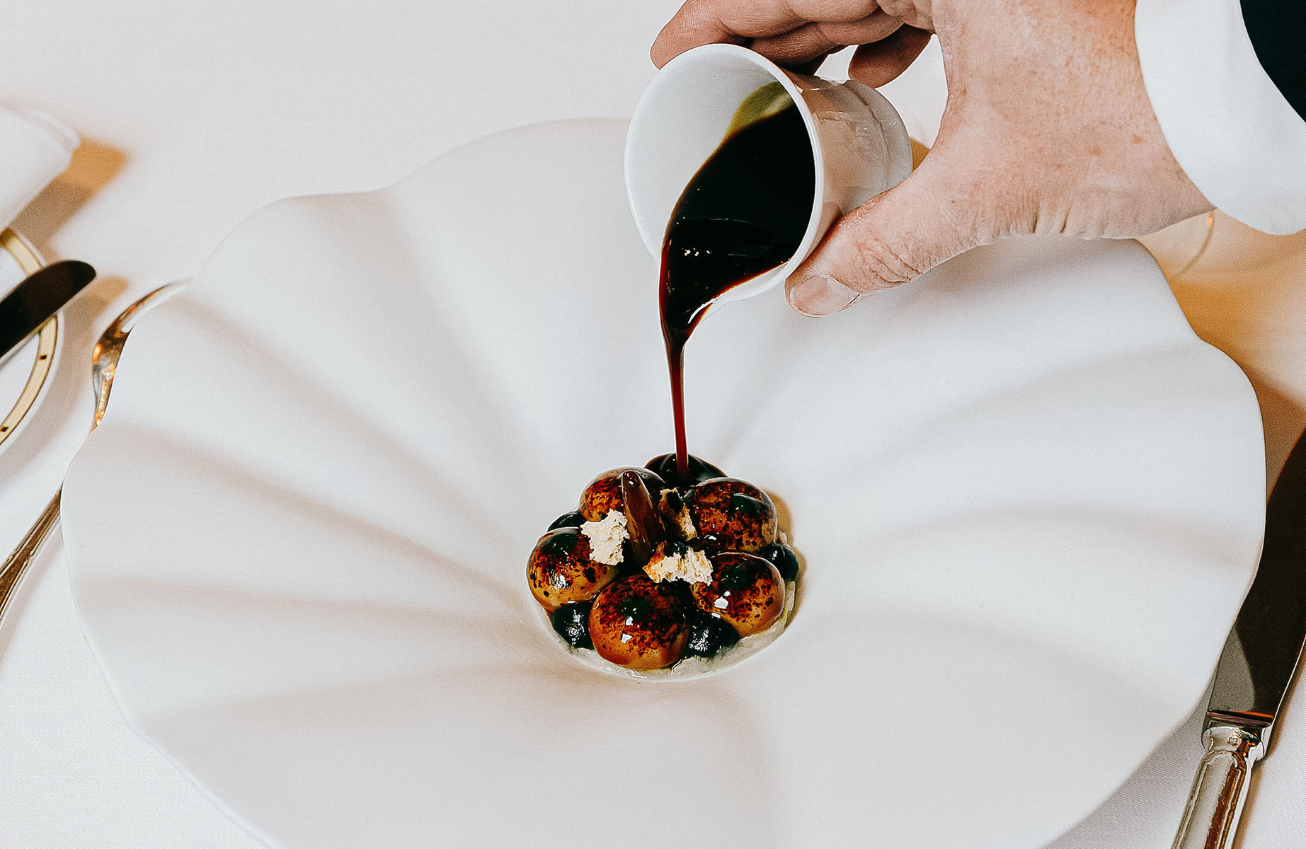 Contemporary onion soup, à la parisienne at Le Cinq in Paris. © Alix Marnat/Le Cinq
