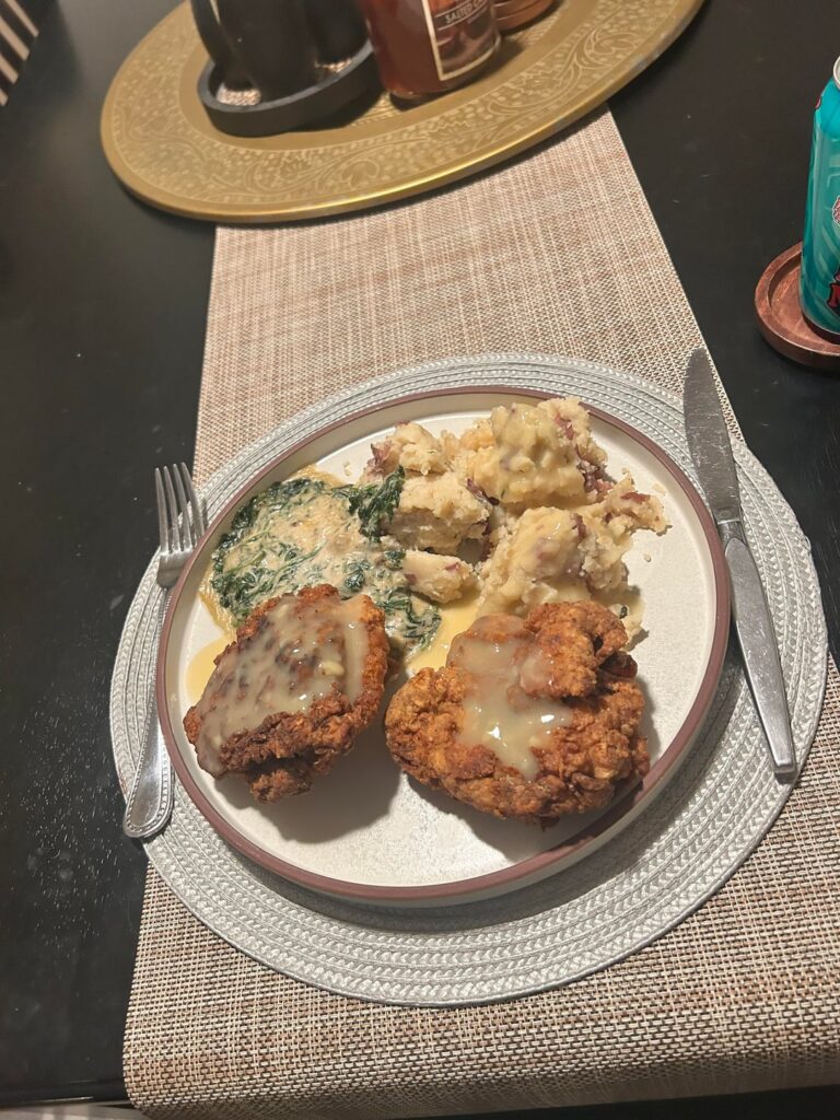I continue with my series of Americana meals. Some homemade fried chicken with leftover sides.