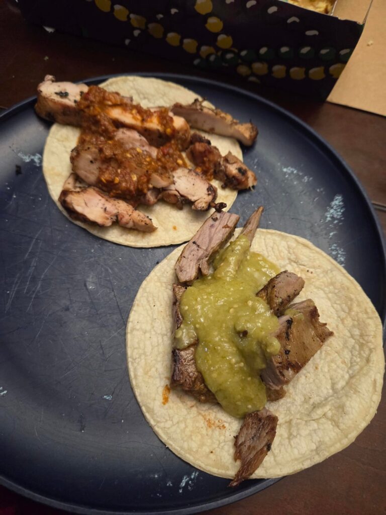 🌮 de asada y 🌮 de pollo