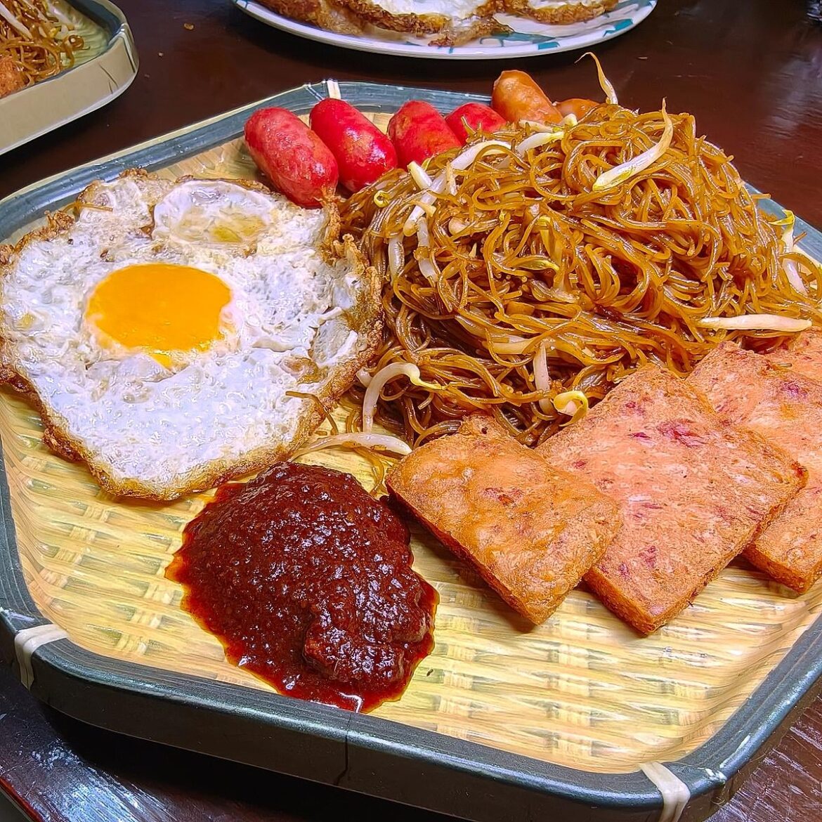 A stirfry economic bee hoon (rice vermicelli) with some airfried goodies and a crispy egg 🍜🍳🤤❤️ I like my beehoon to be bouncy, have a good bite, well fried and definitely not the broken type that I get outside often. I get very annoyed when I see broken beehoon! 😂🤣