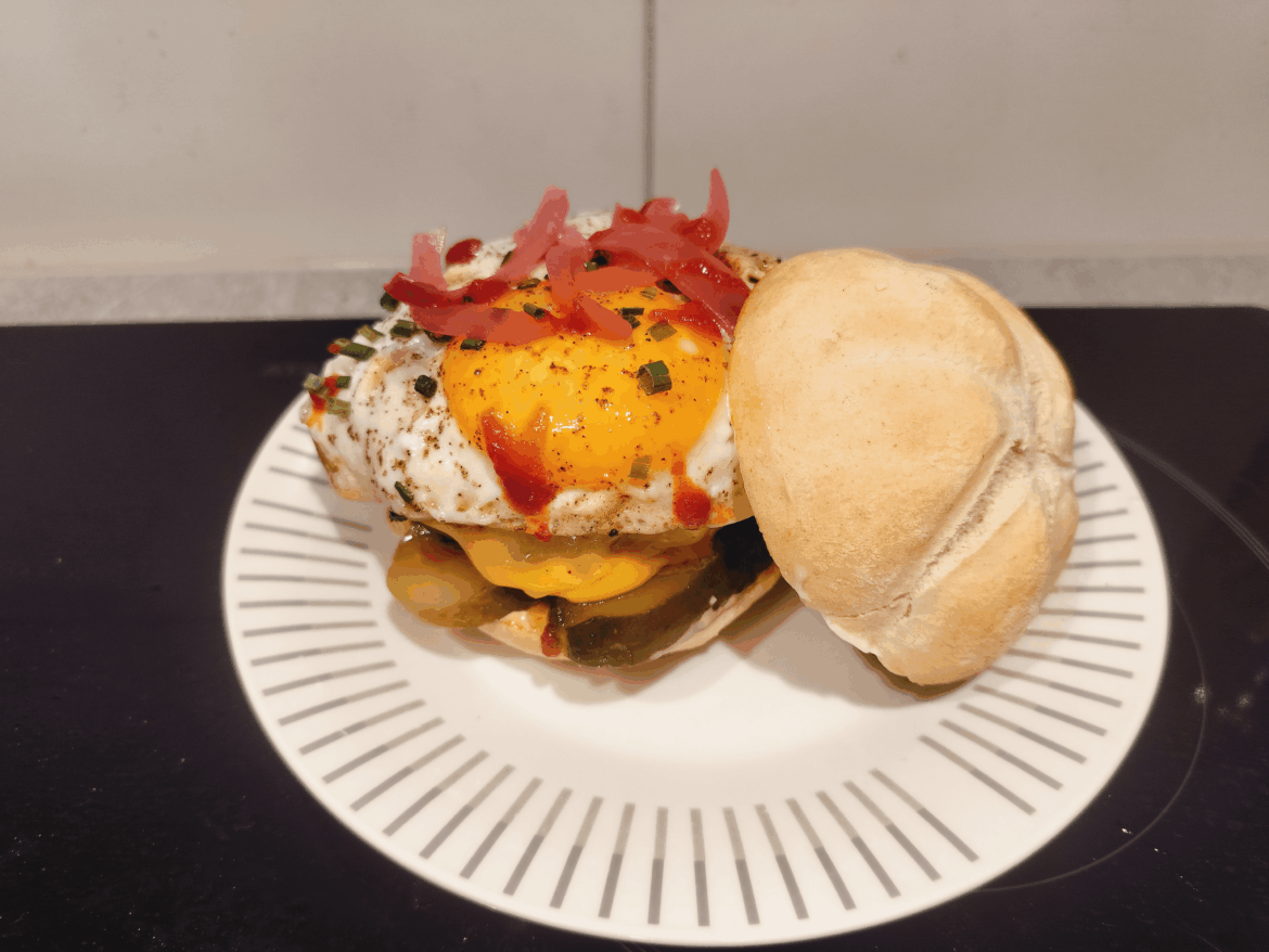 Make your hamburger disappear under a nice egg