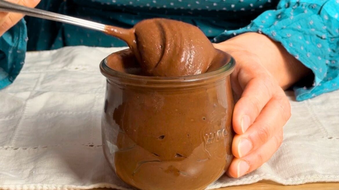 Easy Creamy Chickpea Chocolate Pudding (No cooking, no cornstarch, dairy-free & vegan!)