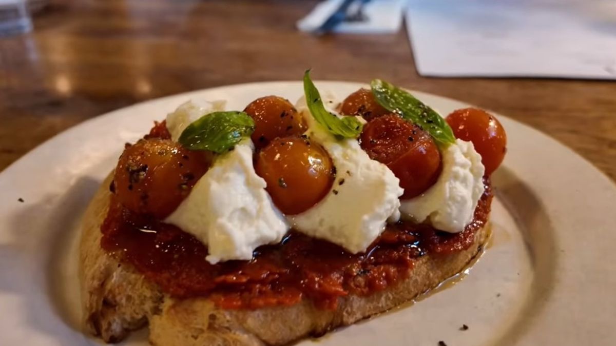 The tomato bruschetta dish 